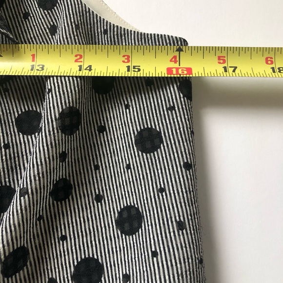 The Limited Size Small Sleeveless Gray Black Dot Ruffled Shirt - Picture 6 of 7